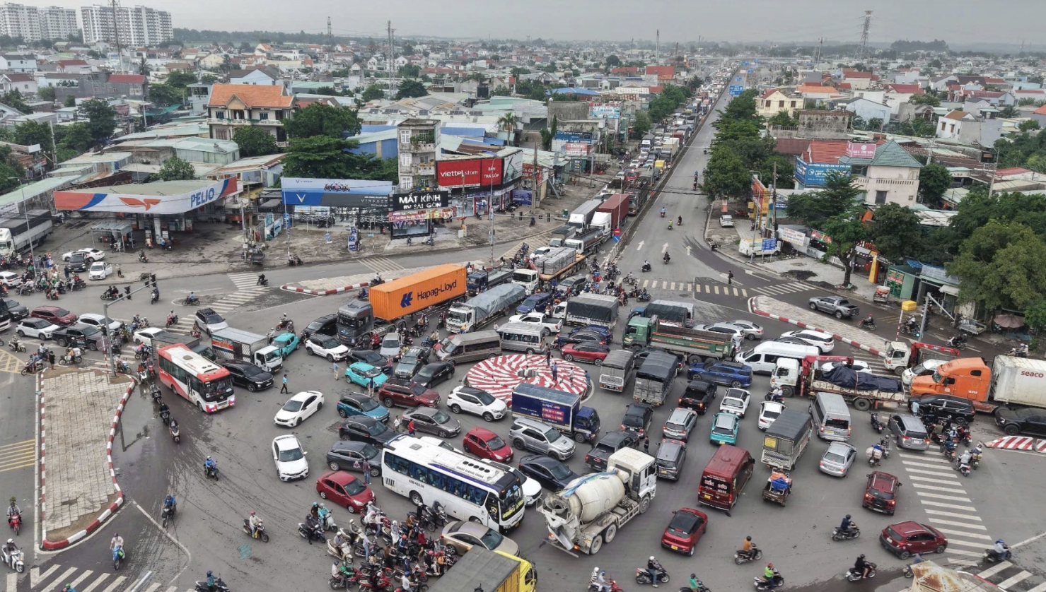 Điều chỉnh, ph&acirc;n luồng lại giao th&ocirc;ng khu vực Cổng 11- Ảnh 1.