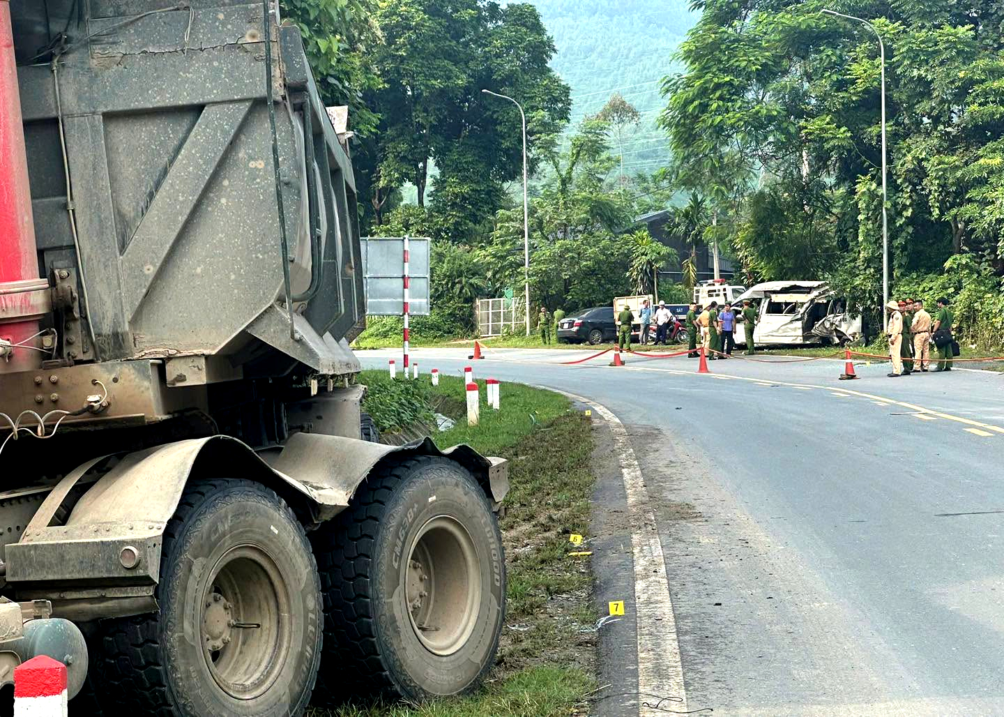 Xe đầu k&eacute;o va chạm xe kh&aacute;ch tr&ecirc;n quốc lộ 6 qua Ph&uacute; Thọ, nhiều người thương vong- Ảnh 1.