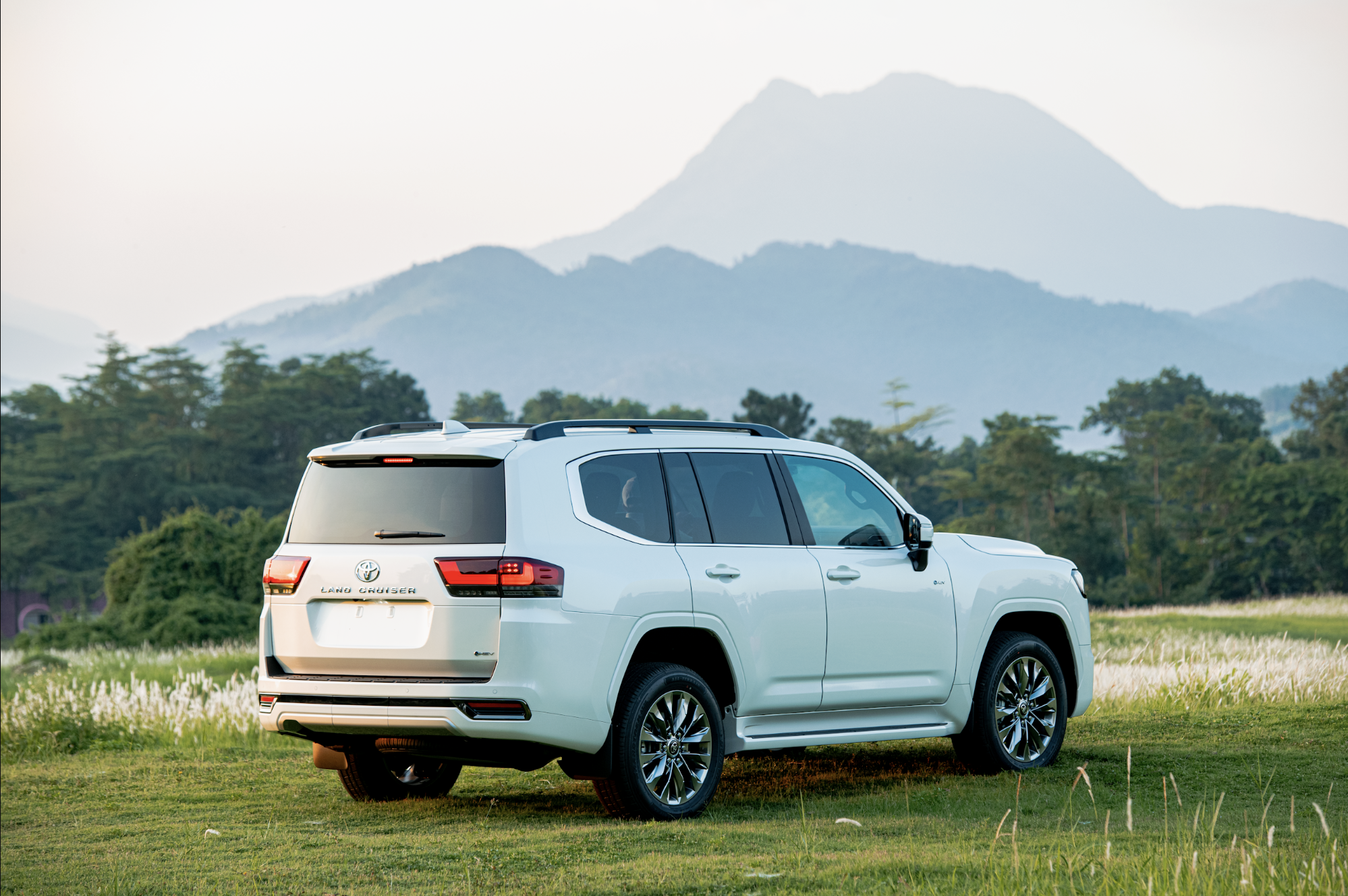 Toyota Land Cruiser HEV chốt giá từ 4,71 tỷ đồng tại Việt Nam - Ảnh 4.