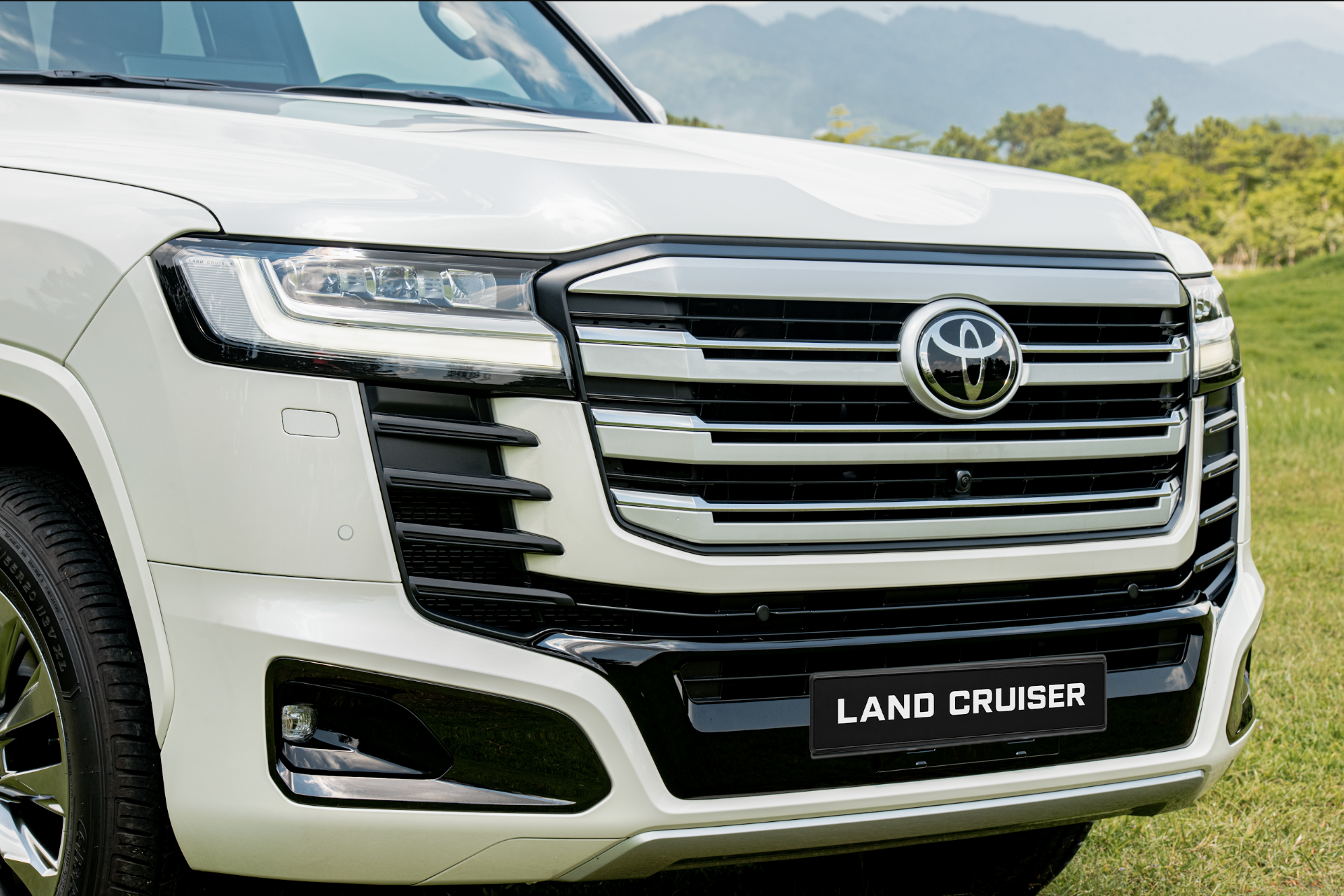 Toyota Land Cruiser HEV chốt giá từ 4,71 tỷ đồng tại Việt Nam - Ảnh 2.