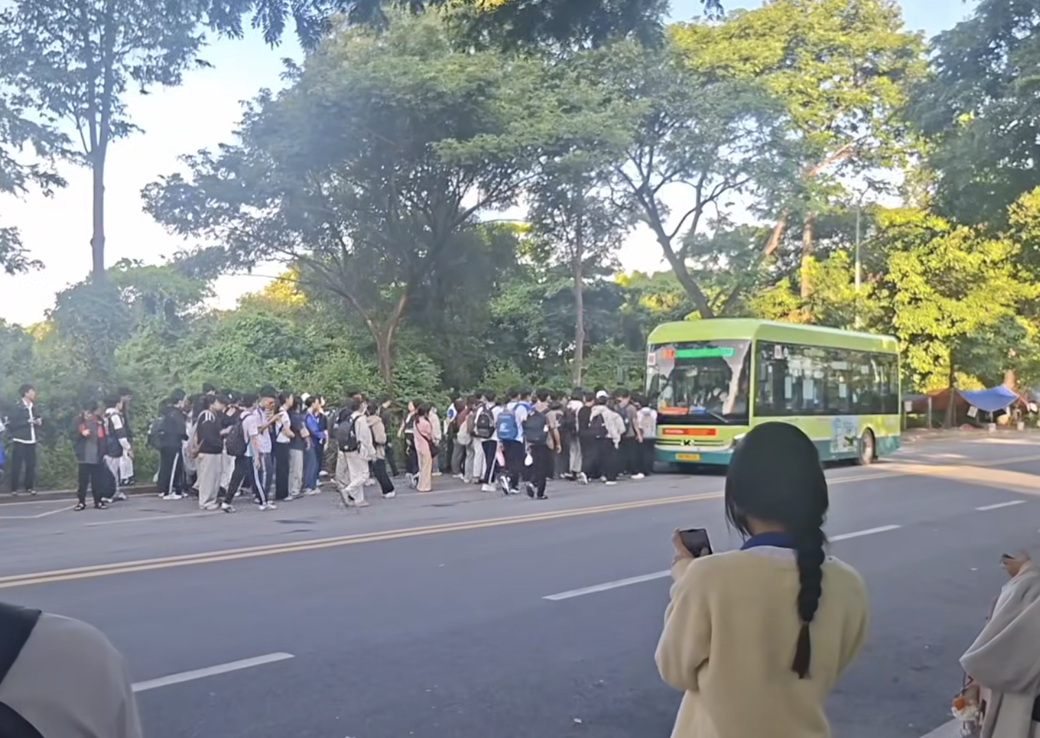 Xe bu&yacute;t tại Đại học quốc gia qu&aacute; tải, TP.HCM tăng chuyến giải tỏa- Ảnh 3.