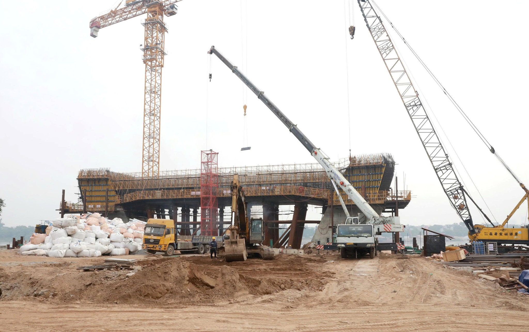 Hà Nội sẵn sàng thay nhà thầu chậm tiến độ tại ba dự án cầu trọng điểm- Ảnh 2.