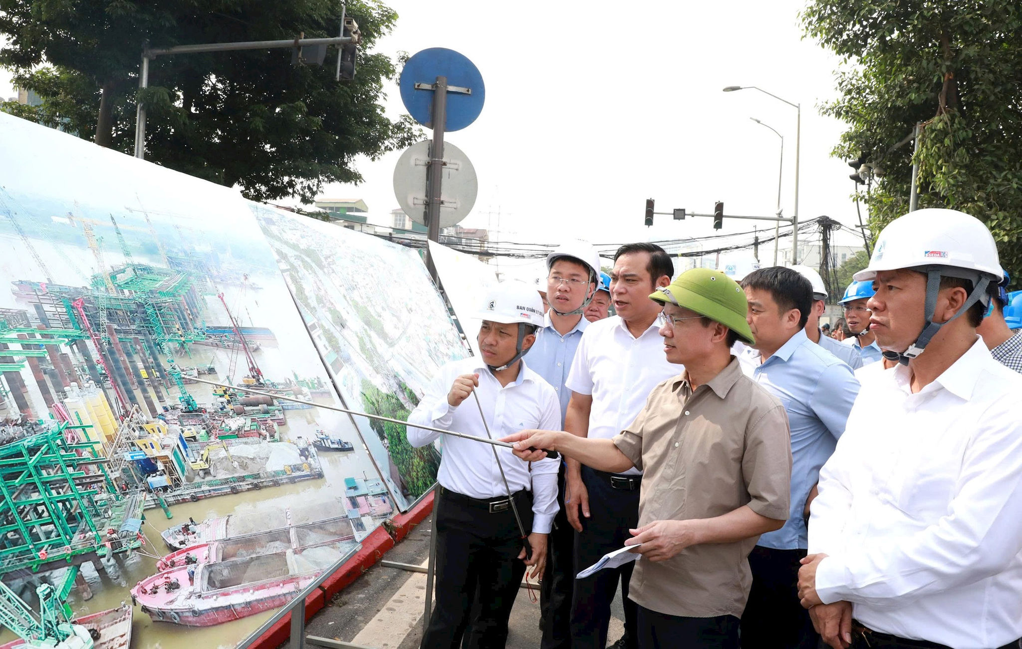 Hà Nội sẵn sàng thay nhà thầu chậm tiến độ tại ba dự án cầu trọng điểm- Ảnh 1.