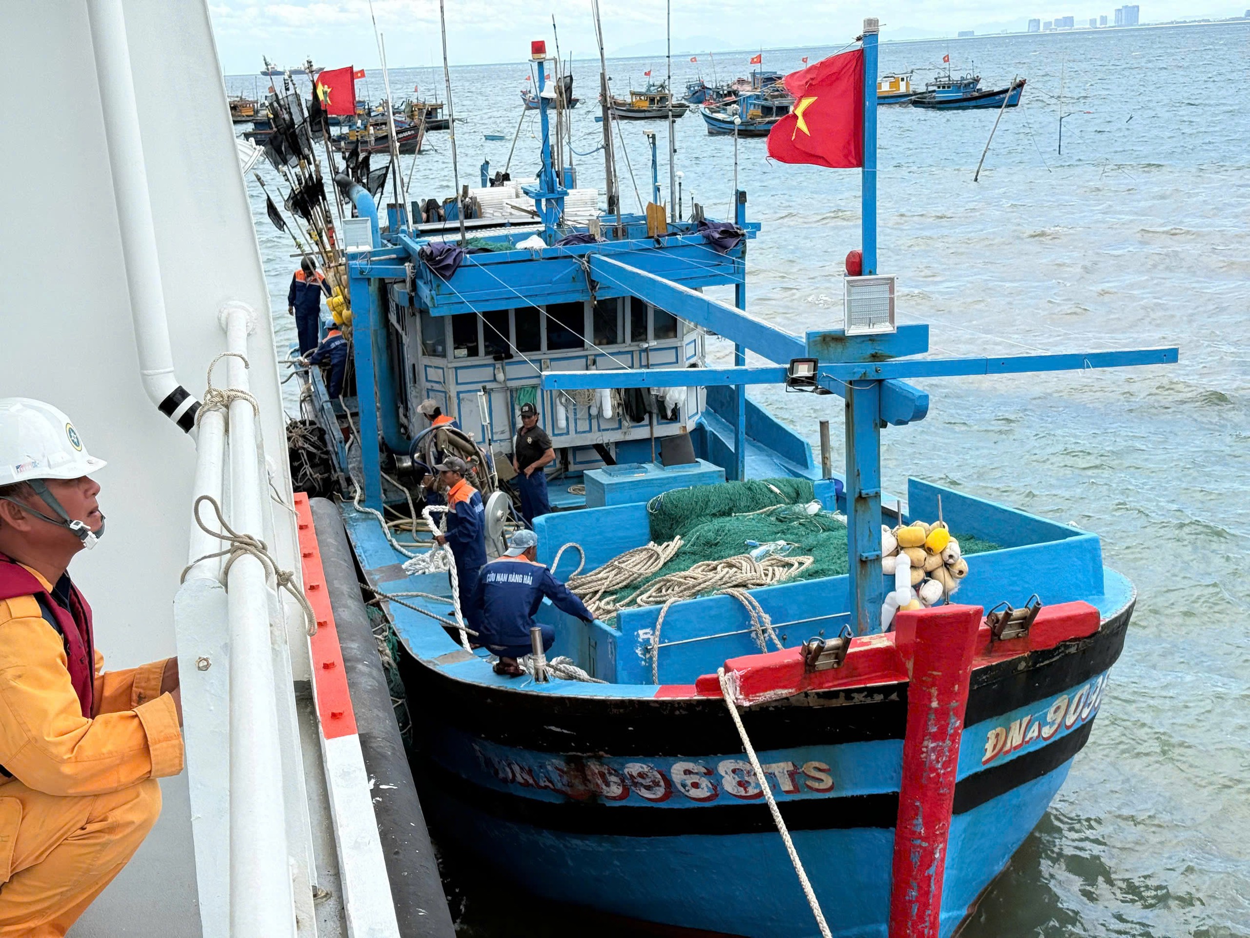 Cứu gần 1.000 người gặp nạn tr&ecirc;n biển trong 8 th&aacute;ng, bảo đảm - Ảnh 1.