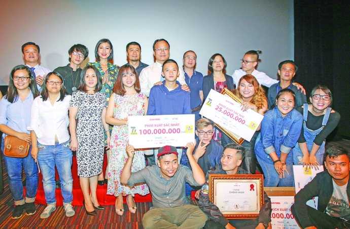 C&aacute;c nh&oacute;m l&agrave;m phim ăn mừng sau khi trao giải Ảnh LI