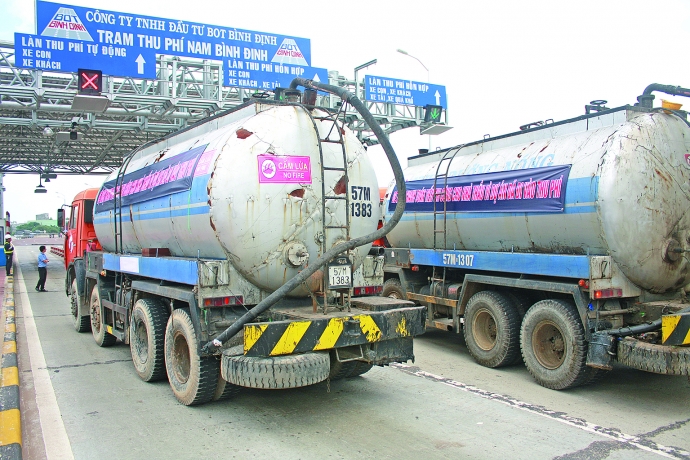 xe bồn chặn trạm thu ph&iacute;