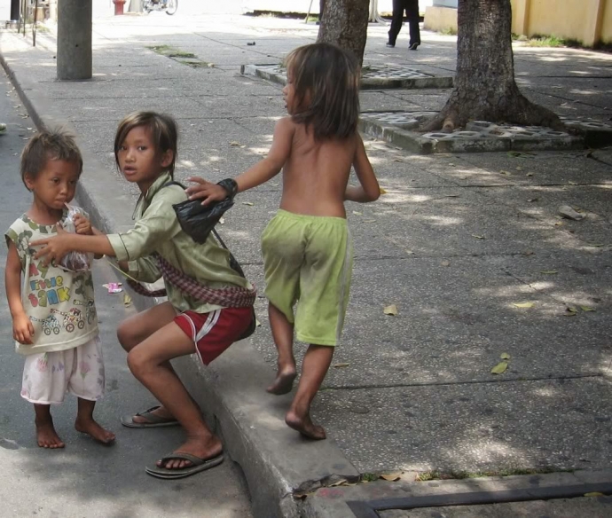 Trẻ em đường phố l&agrave; nh&oacute;m bị tổn thương nhiều nhất,