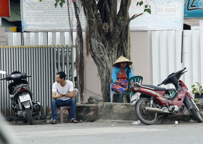 C&aacute;c c&ograve; v&eacute; hoạt động trong khu&ocirc;n vi&ecirc;n ga S&agrave;i G&ograve;n Ản