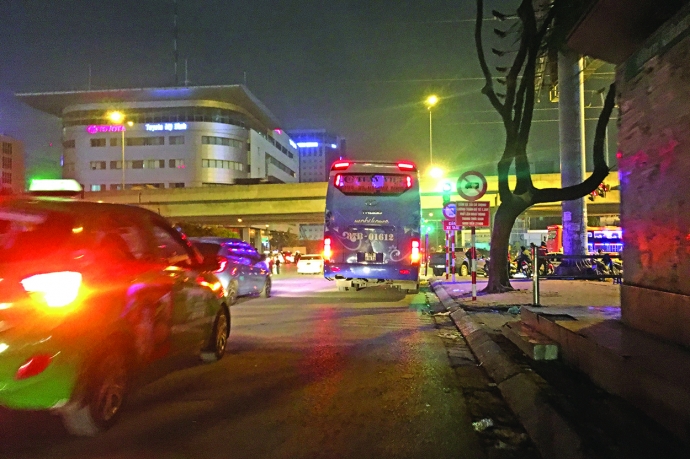 xe kh&aacute;ch dừng đỗ ngay tại cổng ra bến mỹ đ&igrave;nh chờ 