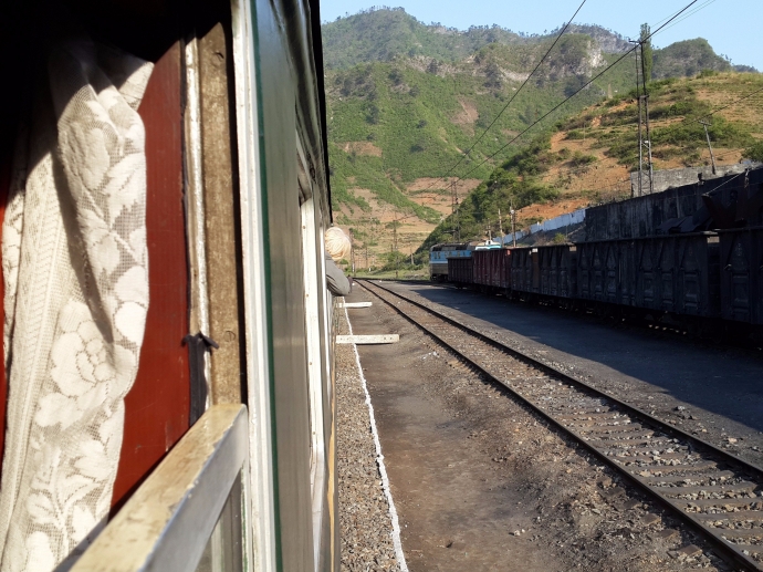 Ngắm cảnh từ cửa sổ lớn của tàu