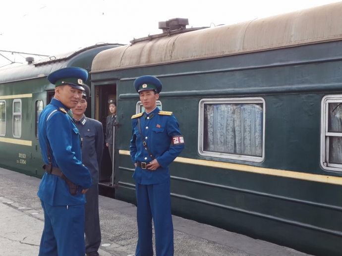 Tàu du lịch là tàu thuê do Thuỵ Sĩ sản xuất từ nhữ