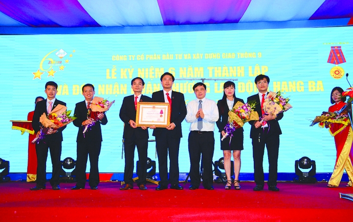 L&atilde;nh đạo C&ocirc;ng ty đ&oacute;n nhận Hu&acirc;n chương Lao động Hạn