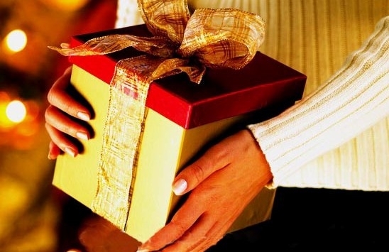 bo_cong_an_cam_tang_qua_tet_cap_tren_duoi_moi_hinh