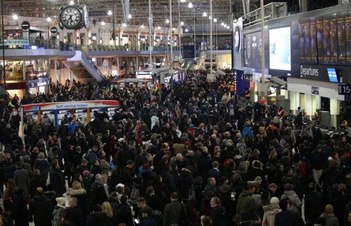 Hệ thống t&agrave;u điện ngầm ph&iacute;a Nam London chật k&iacute;n ng