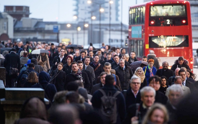 nguoi su dung tau dien ngam