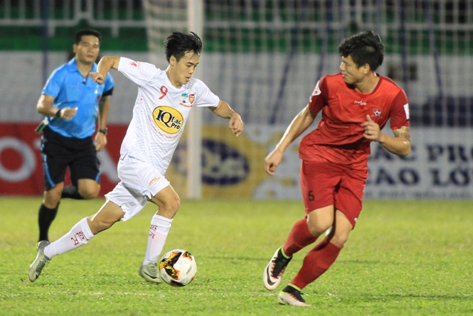 HAGL (trắng) thua liền hai trận tại V-League 2017