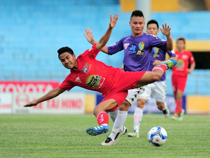 H&agrave; Nội FC (&aacute;o t&iacute;m) được đ&aacute;nh gi&aacute; cao hơn HAGL