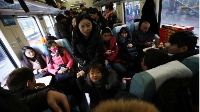 Để c&oacute; được 1 tấm v&eacute; t&agrave;u di chuyển dịp lễ Tết l&agrave; v&ocirc;