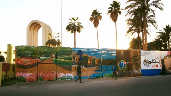 Nh&oacute;m vẽ graffiti nghệ thuật trang tr&iacute; tường tr&ecirc;n k