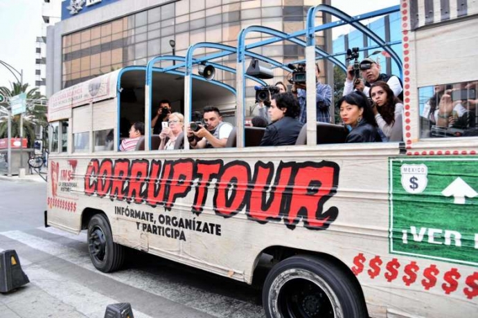 Ban tổ chức đ&atilde; cải tiến chiếc xe bus trường học th