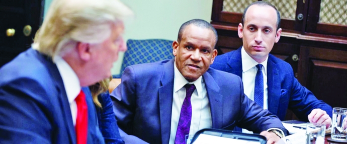 Cố vấn cấp cao Stephen Miller thứ 3 từ trái sang t