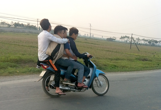 Tr&ecirc;n QL 32 địa phận thị trấn ứng H&ograve;a, huyện Ứng H&ograve;