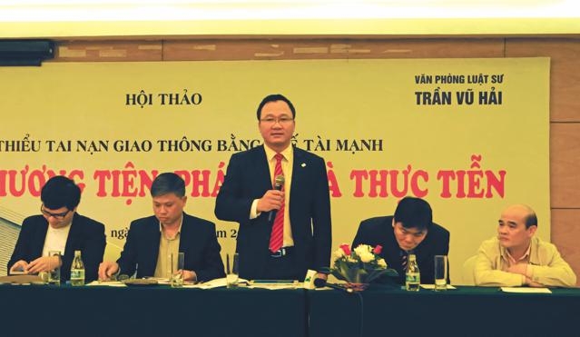 TS. Khuất Việt H&ugrave;ng tiếp nhận v&agrave; cảm ơn c&aacute;c &yacute; kiến