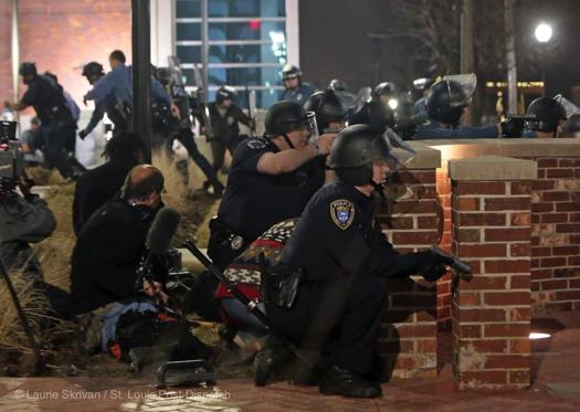 Cảnh s&aacute;t đối mặt với người biểu tỉnh