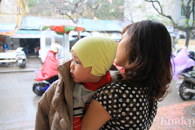 Giữ ấm cho trẻ khi ra ngo&agrave;i đường khi thời tiết mư