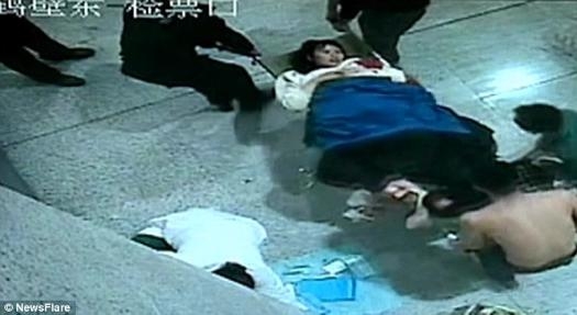 H&igrave;nh ảnh do camera tại nh&agrave; ga ghi lại cho thấy diễ