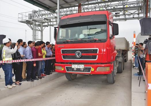 Nh&agrave; thầu điều xe qu&aacute; tải đi qua trạm để Bộ trưởng 