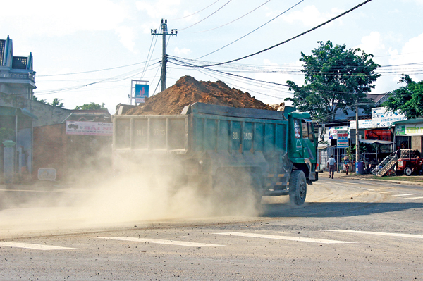 Xe hết hạn kiểm định tung ho&agrave;nh đường qu&ecirc;, d&acirc;n cầu cứu