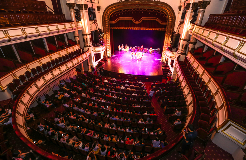 Nh&agrave; h&aacute;t Lớn