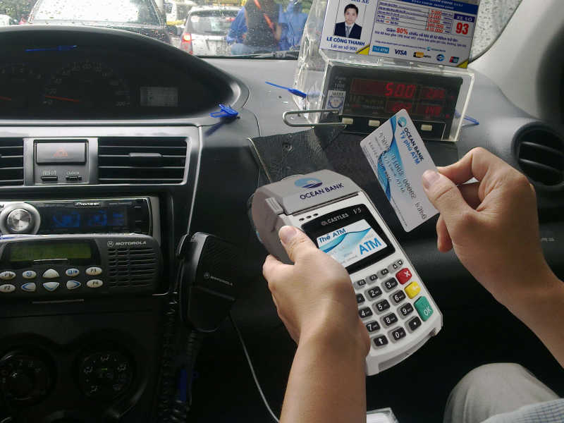 Kh&aacute;ch h&agrave;ng quẹt thẻ trả tiền taxi th&ocirc;ng qua hệ thố