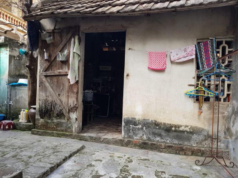 căn nh&agrave; nơi 3 mẹ con chị Ph&uacute;c đang ở nương tựa nhờ