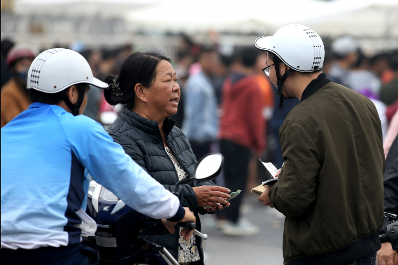 Phe v&eacute; ngo&agrave;i s&acirc;n Mỹ Đ&igrave;nh. Ảnh K (2)