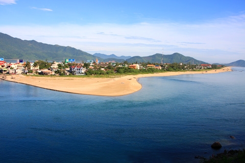  B&atilde;i biển Lăng C&ocirc; thơ mộng được xem l&agrave; vịnh biển đẹp nhất thế giới