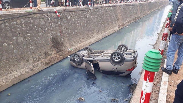 Xế hộp bất ngờ mất phanh lao xuống mương nước