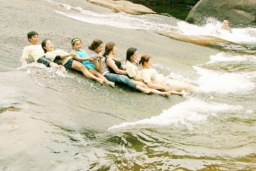 Th&aacute;c Trượt hấp dẫn du kh&aacute;ch bởi tảng đ&aacute; lớn phủ đầy r&ecirc;u mỏng