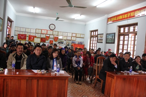 Mọi người rất phấn khởi khi  chương tr&igrave;nh đang diễ