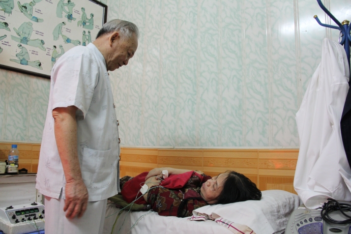 B&aacute;c sĩ Chương tận t&igrave;nh, chăm s&oacute;c bệnh nh&acirc;n tại ph&ograve;