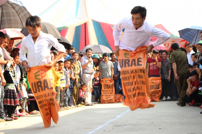 G&acirc;y cấn ch&ograve; nhảy bao bố