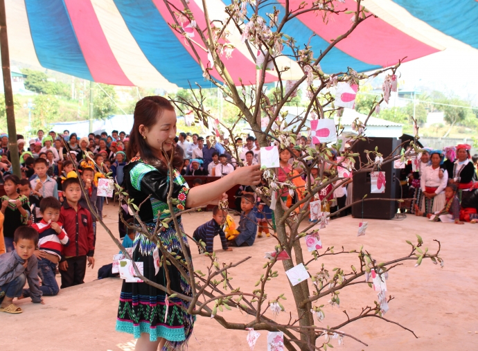 Vui vẻ trong cuộc vui h&aacute;i hoa d&acirc;n chủ 2