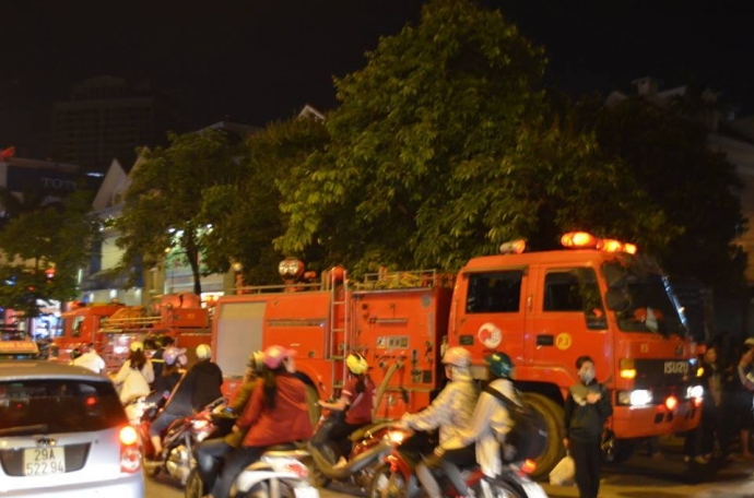 Lực lượng cứu hỏa c&oacute; mặt tại hiện trường để dập lử