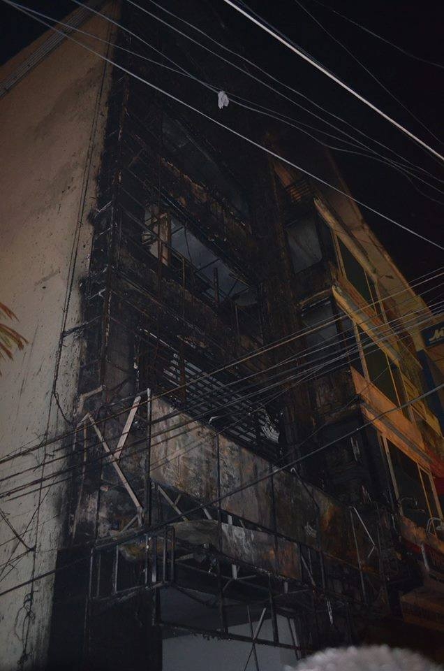 ng&ocirc;i nh&agrave; 5 tầng bị lửa thi&ecirc;u rụi
