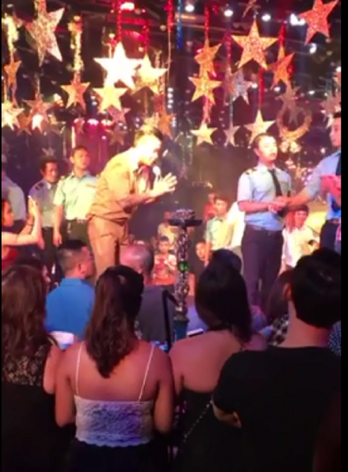 Tuấn Hưng xin lỗi kh&aacute;n giả