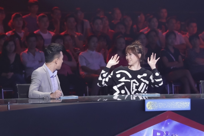 Hari Won v&agrave; Trấn Th&agrave;nh tr&ecirc;n ghế n&oacute;ng chương tr&igrave;nh 