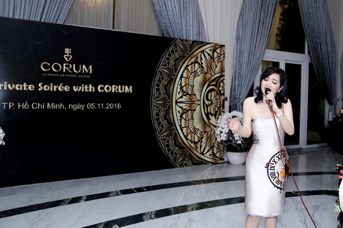 Va Giang My cung tro tai ca hat cua minh