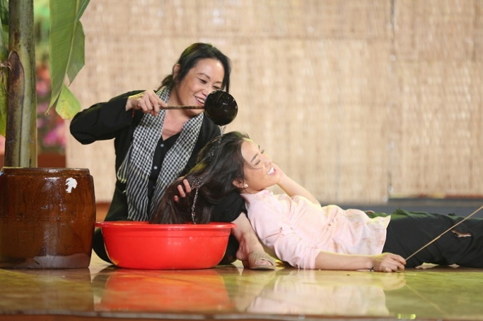 1. Nghe si Thanh Hang goi dau cho Puka tren san kh