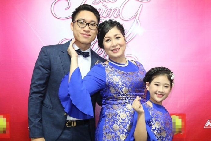 NSND Hong Van va con trai Tre Phi - con gai B&iacute; Ng&ocirc;